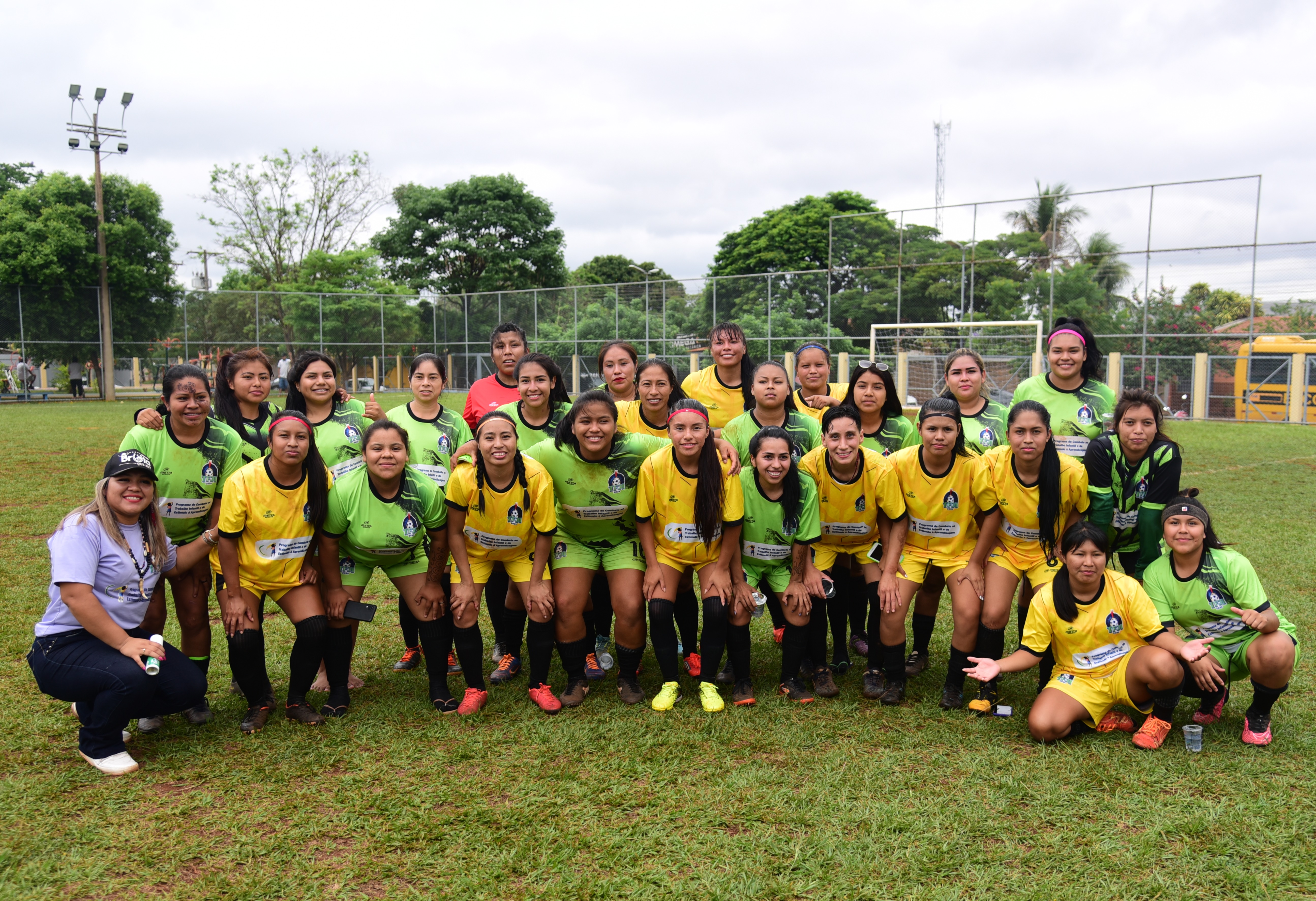 Atletas vestidas de uniformes amarelo e verde