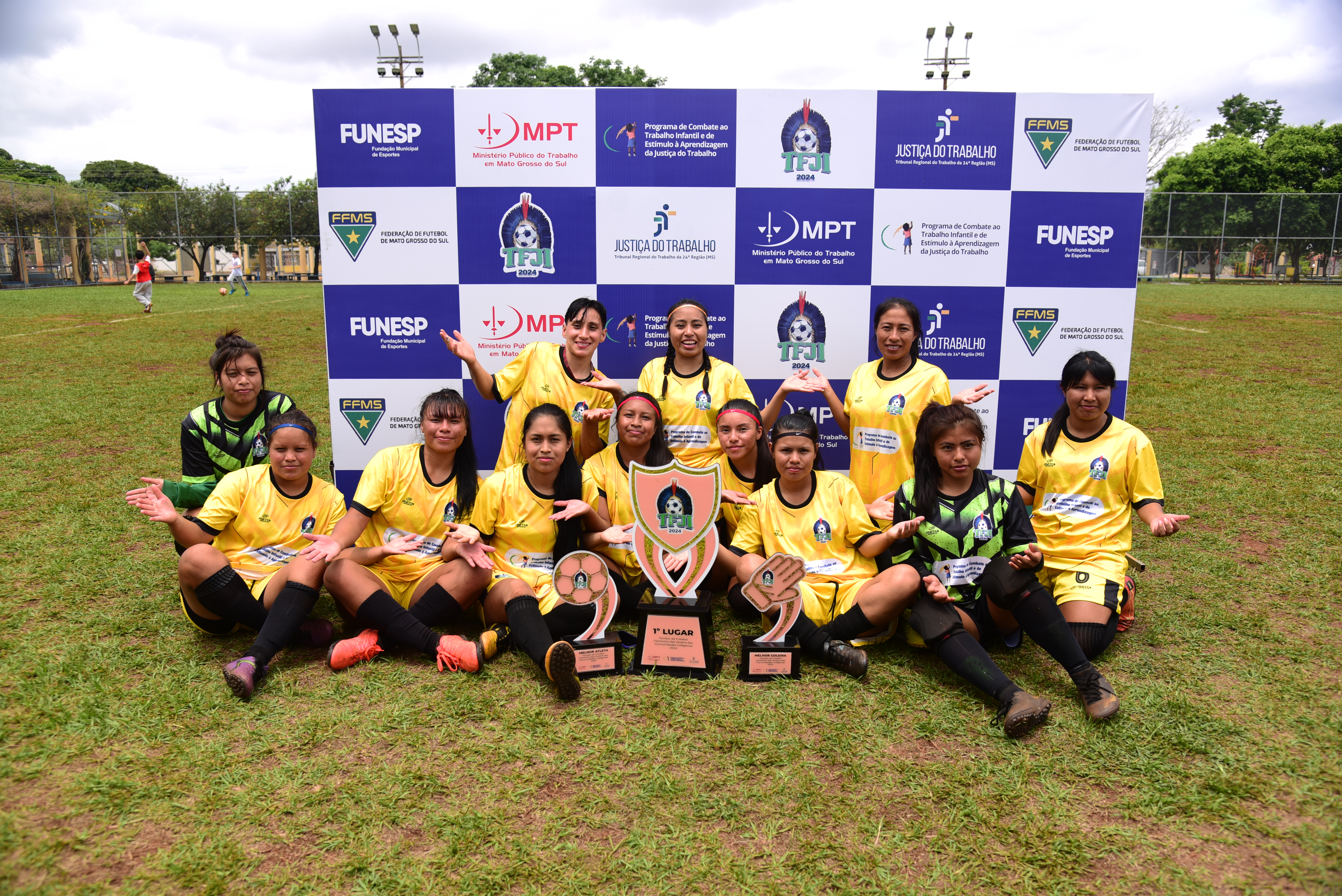 atletas de Dourados com troféu de campeão