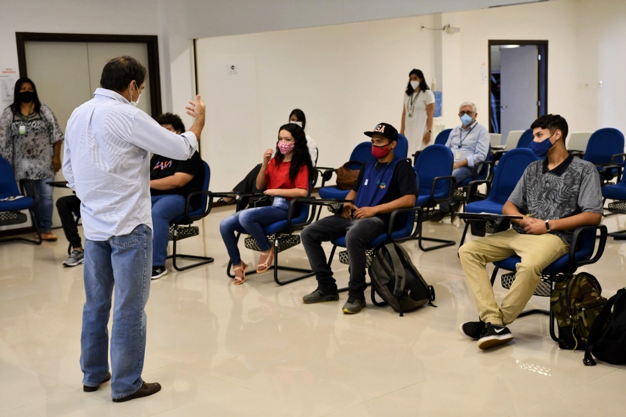 Imagem do momento de instrução dos jovens.