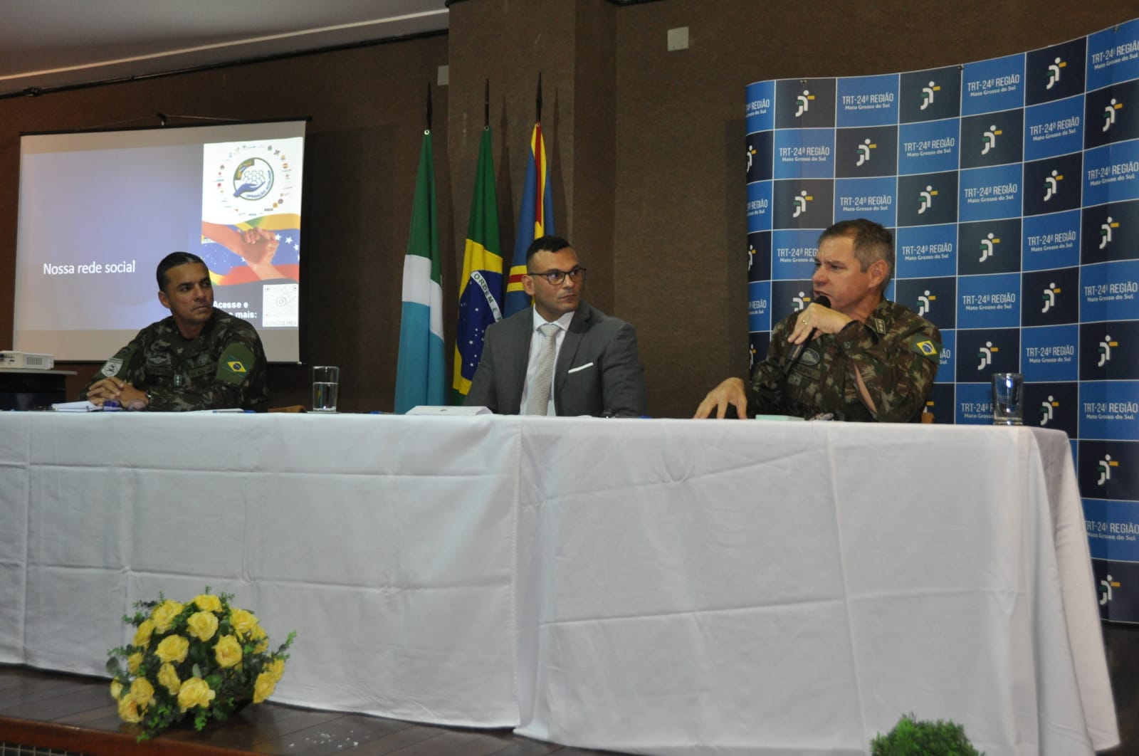 Fotografia do Coronel de Exército Galileu Gondim, delegado da Polícia Federal, Marcelo Rodrigues de Almeida e do Coronel Alexandre Santa Rosa.