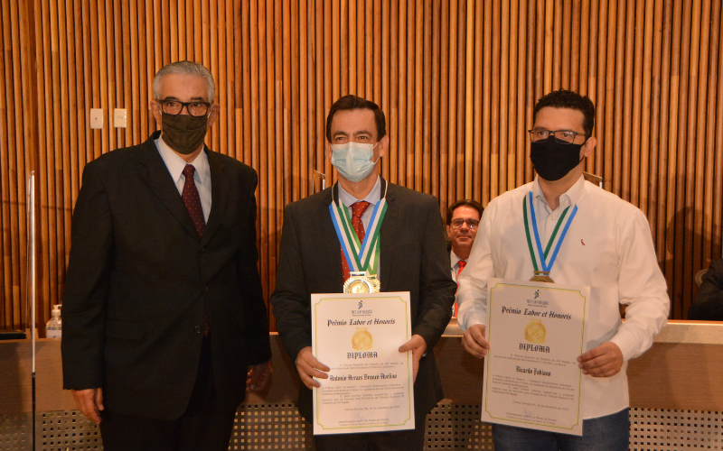 Foto com o juiz do Trabalho Antonio Arraes Branco Avelino e o assistente de juiz, Ricardo Fabiano com seus certificados