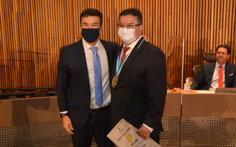 Foto do Juiz do Trabalho Luiz Divino Ferreira e o assistente de juiz Afonso Rondon Flores