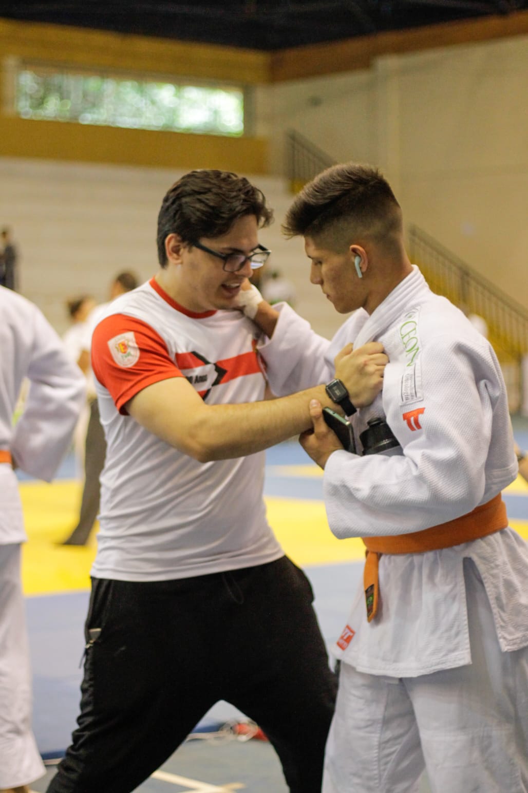 O judoca Luka Valhiente com o sensei Kaique Figueiredo.
