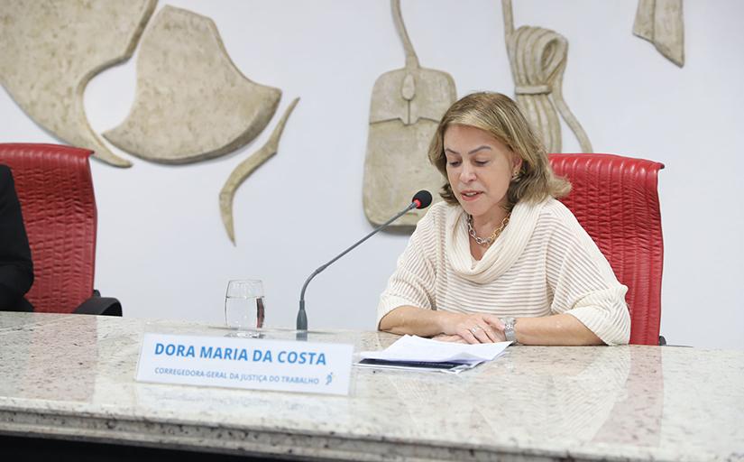 Foto da ministra Dora Maria da Costa