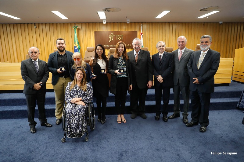 Foto tirada ao TRT MS receber o Prêmio Justiça do Trabalho acessível durante evento sobre inclusão.
