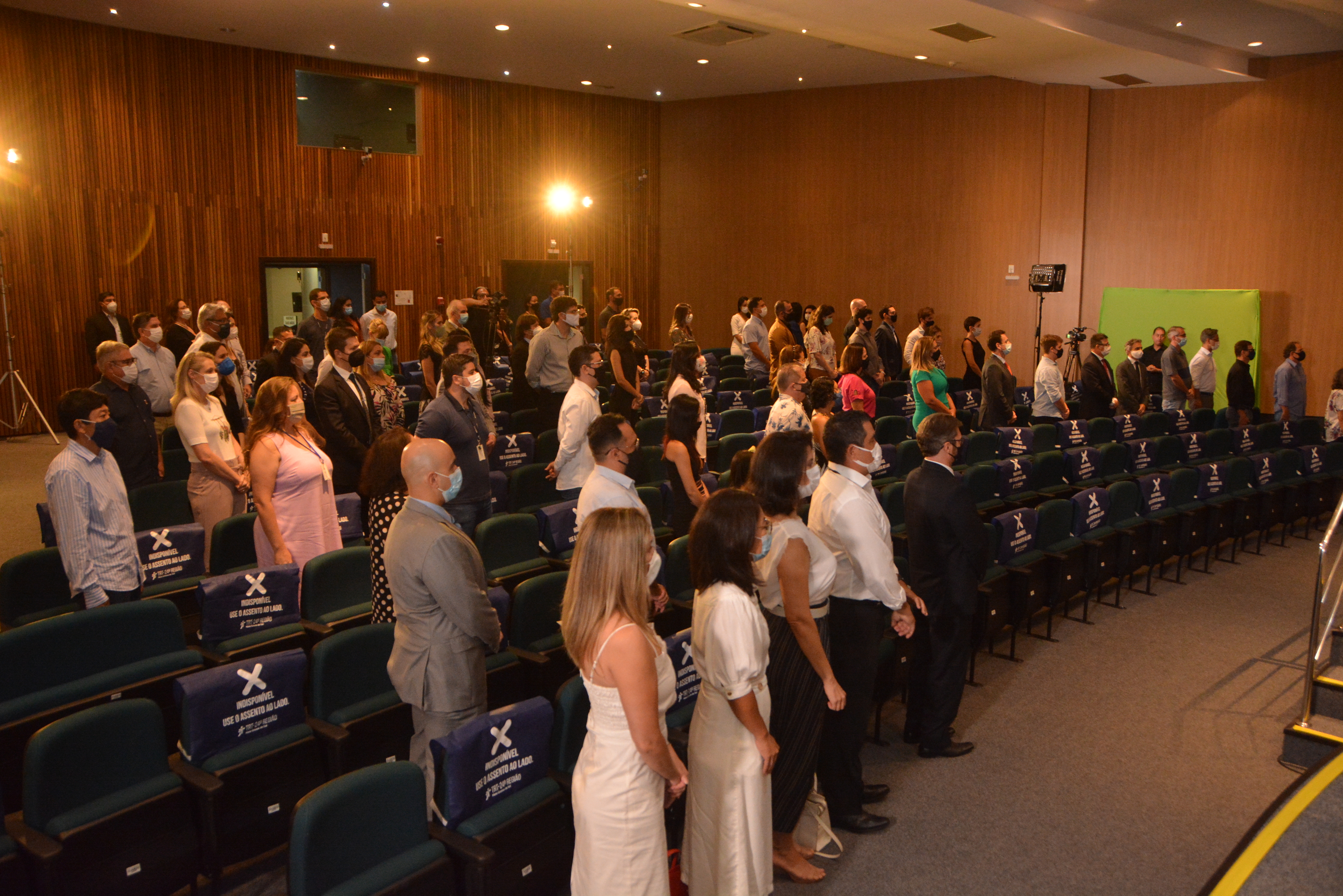 Fotografia da plateia que compareceu ao evento no plenário 