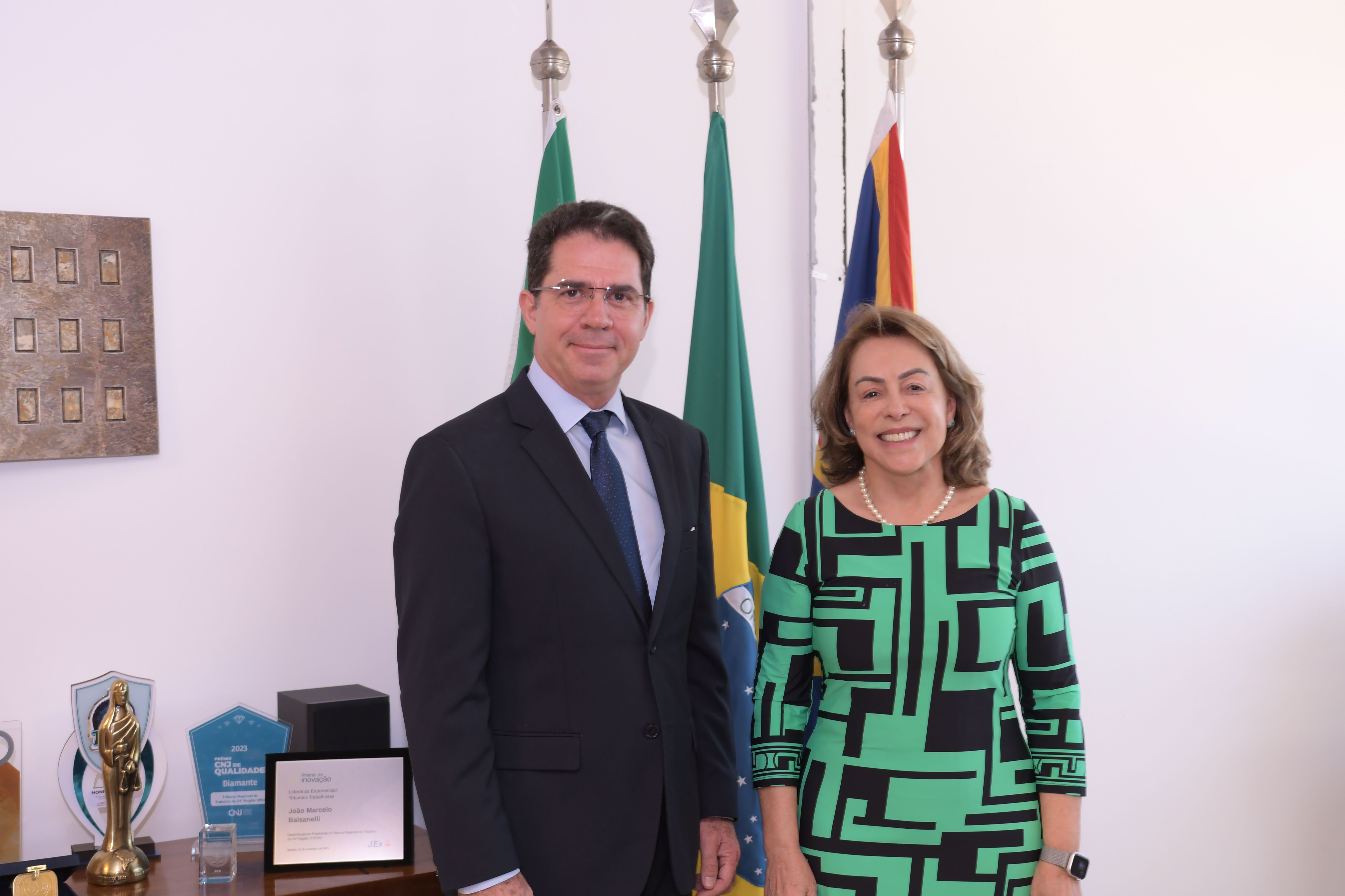 Ministra Dora Maria ao lado do presidente do TRT/MS, des. João Marcelo