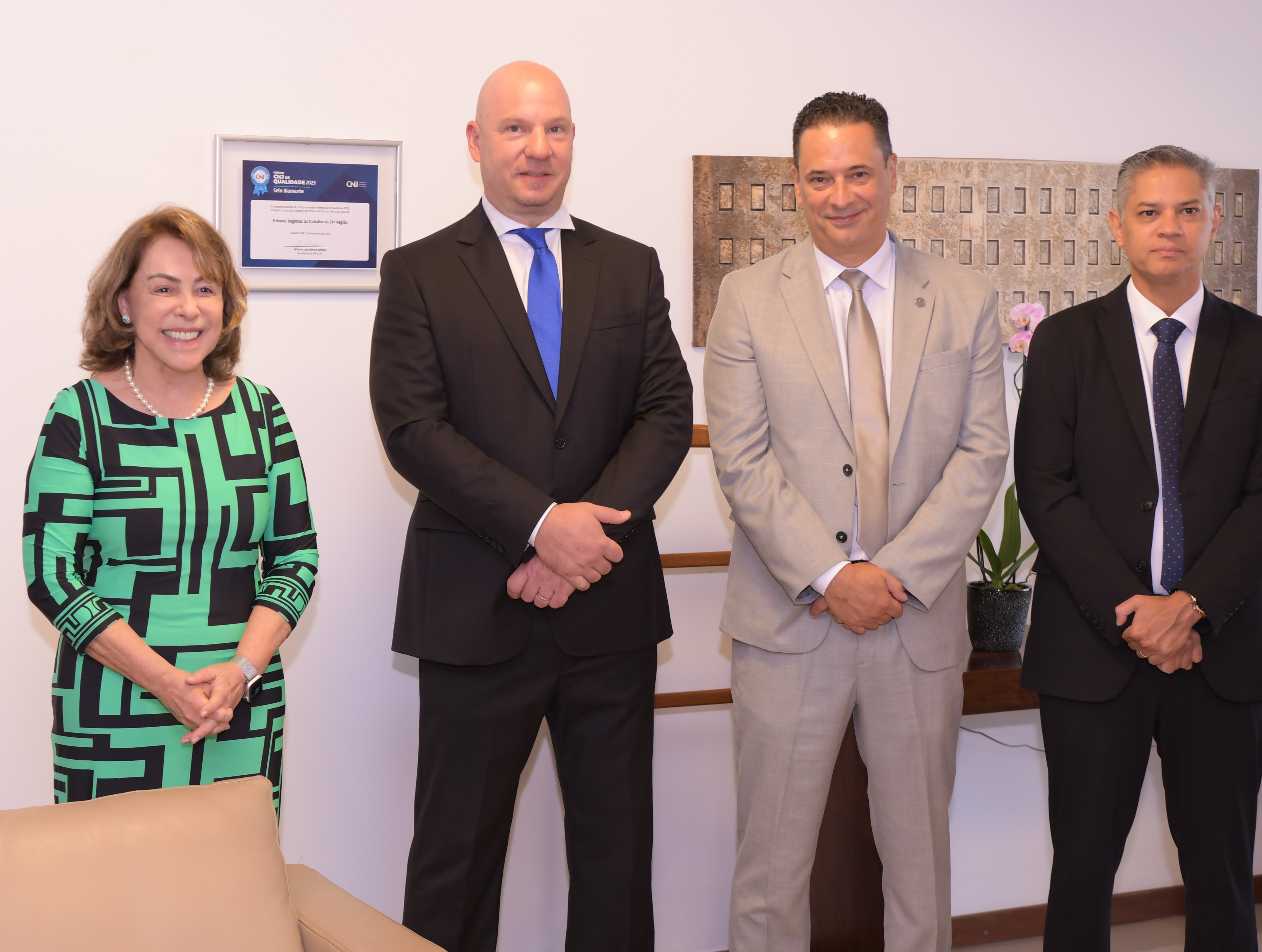 Ministra Dora Maria da Costa ao lado do juiz Rafael Gustavo Palumbo e de servidores do TST