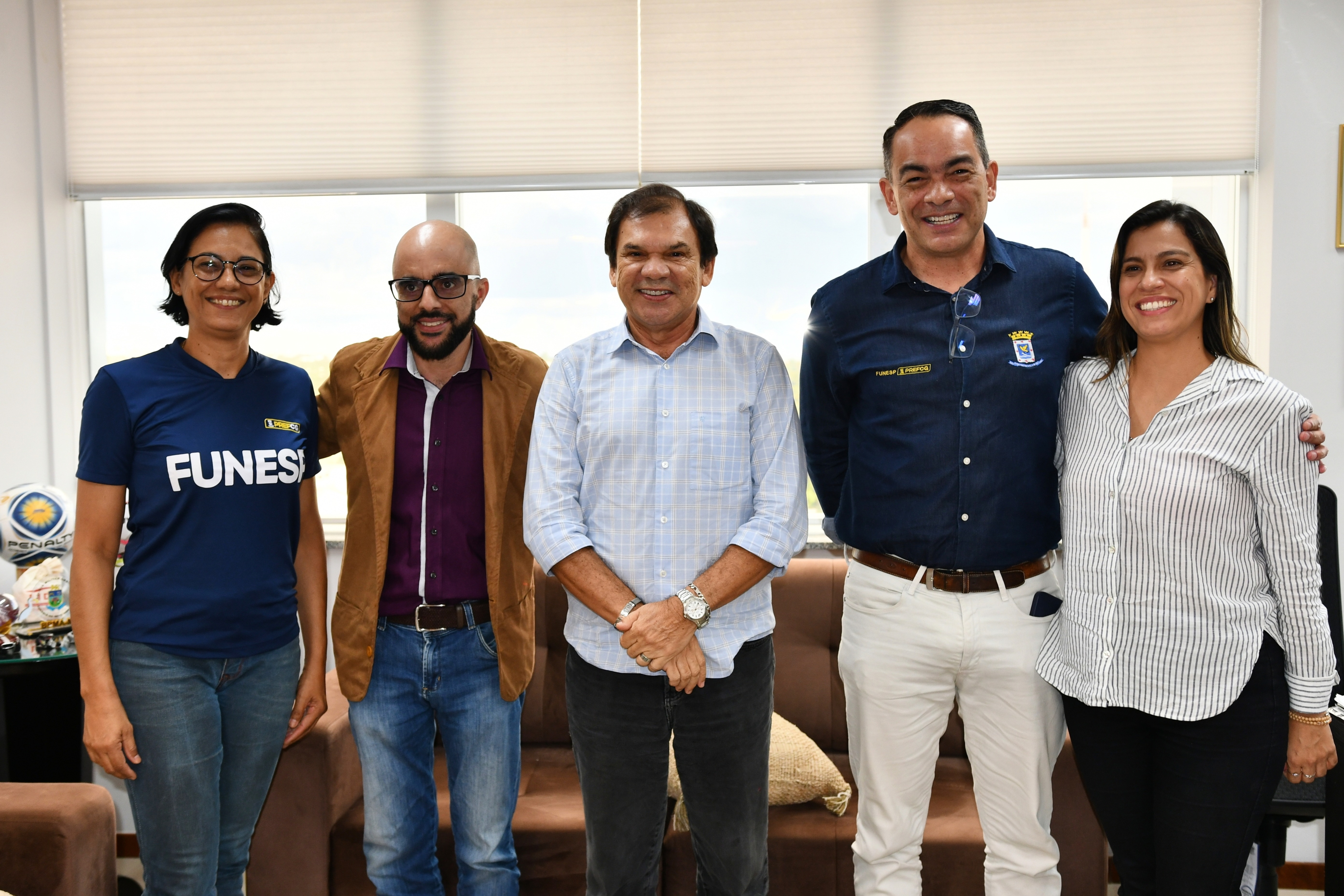 Homens e mulheres em pé, sorrindo