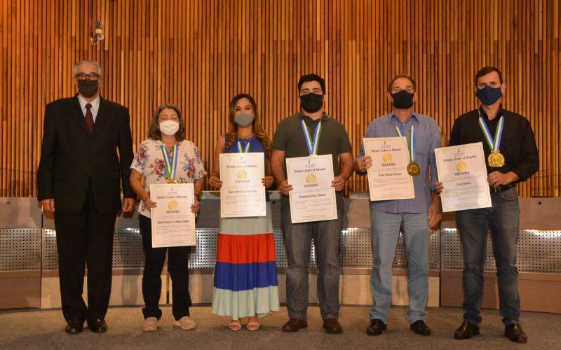 Foto dos participantes da Vara do Trabalho de Amambai com seus certificados