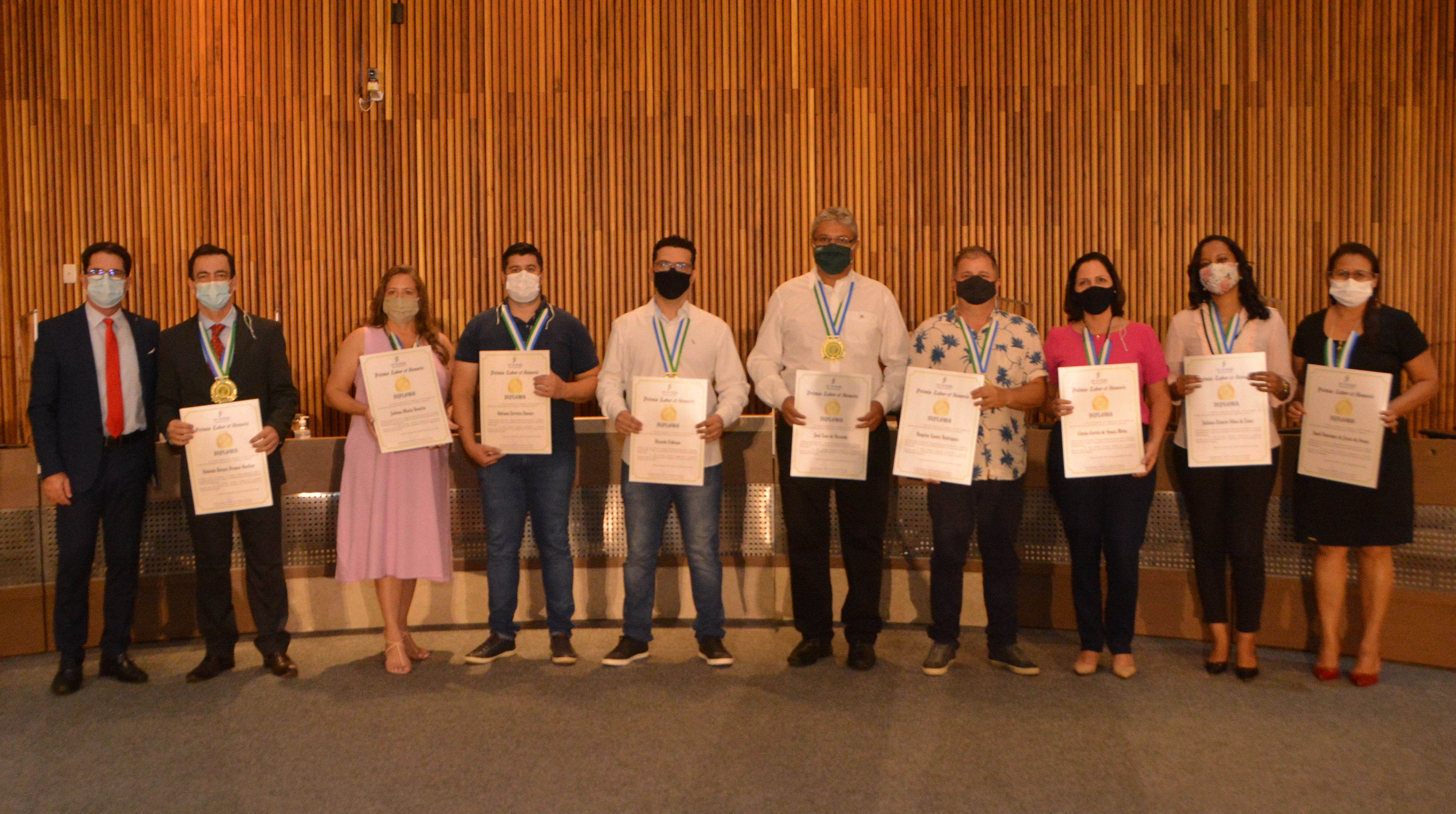 Foto dos participantes da Vara do Trabalho de Bataguassu com seus certificados