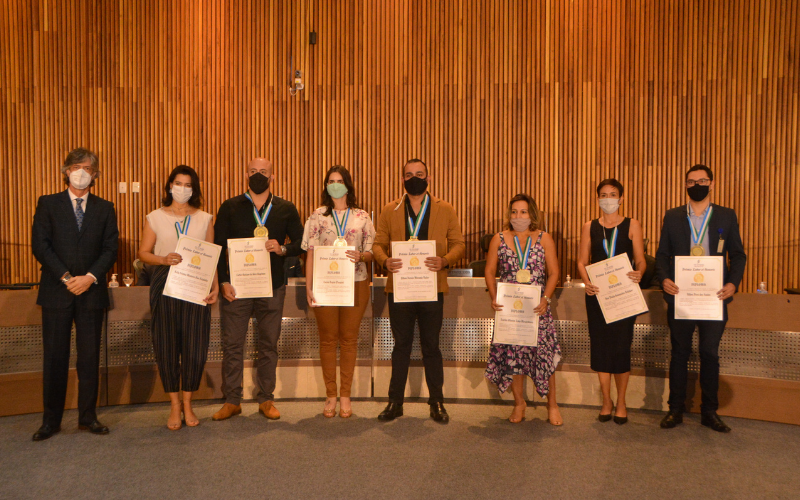 Foto dos participantes da Vara do Trabalho de Rio Brilhante com seus certificados