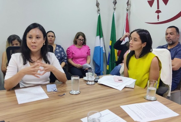 Foto da juíza Hella de Fátima Maeda em seu momento de fala.