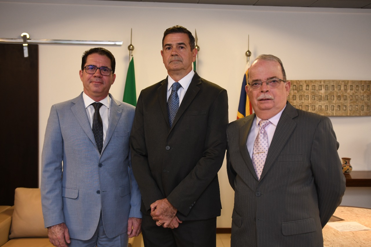 Foto de Juiz Mario Luiz Bezerra Salgueiro durante o dia de posse.