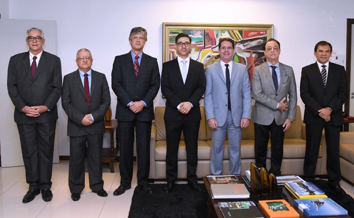 Foto do com os participantes da cerimônia.