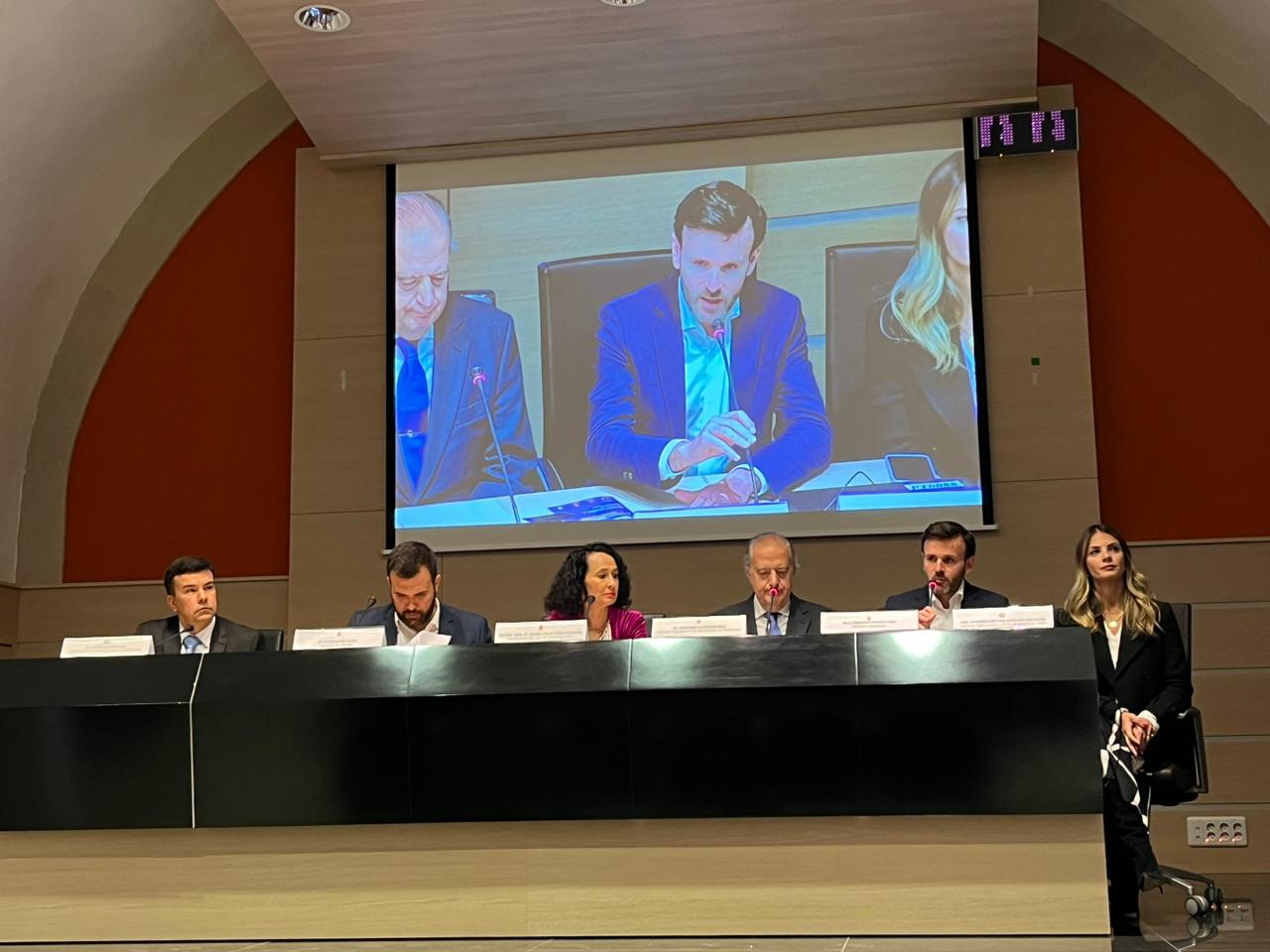 Bancada com palestrantes do I Encontro hispano-brasileiro Lebrón de Quiñones de Prática Jurídica