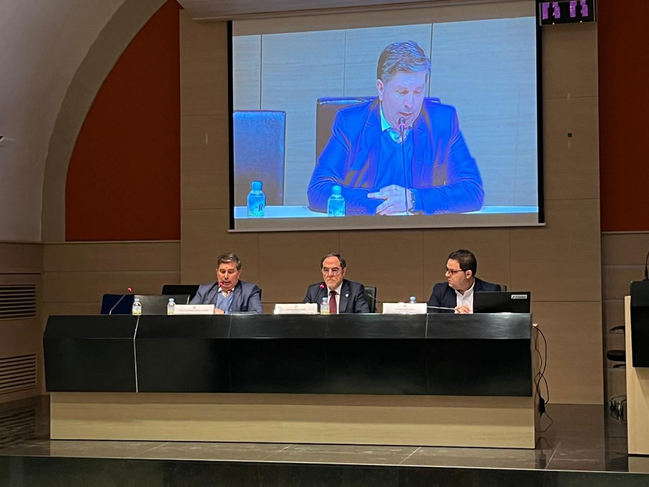 Bancada com palestrantes do I Encontro hispano-brasileiro Lebrón de Quiñones de Prática Jurídica