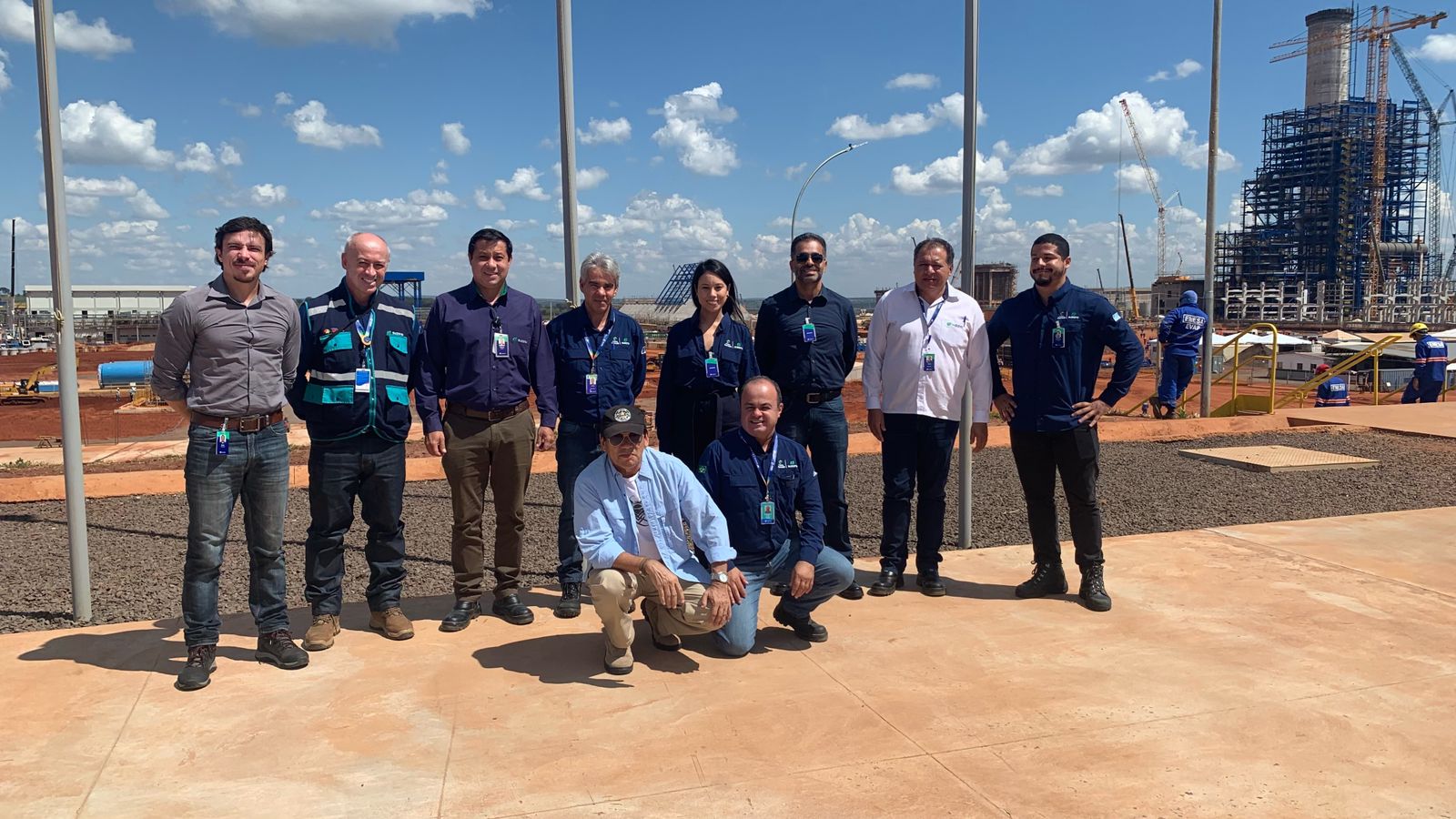 Gestores do Programa Trabalho Seguro e trabalhadores da fábrica Suzano