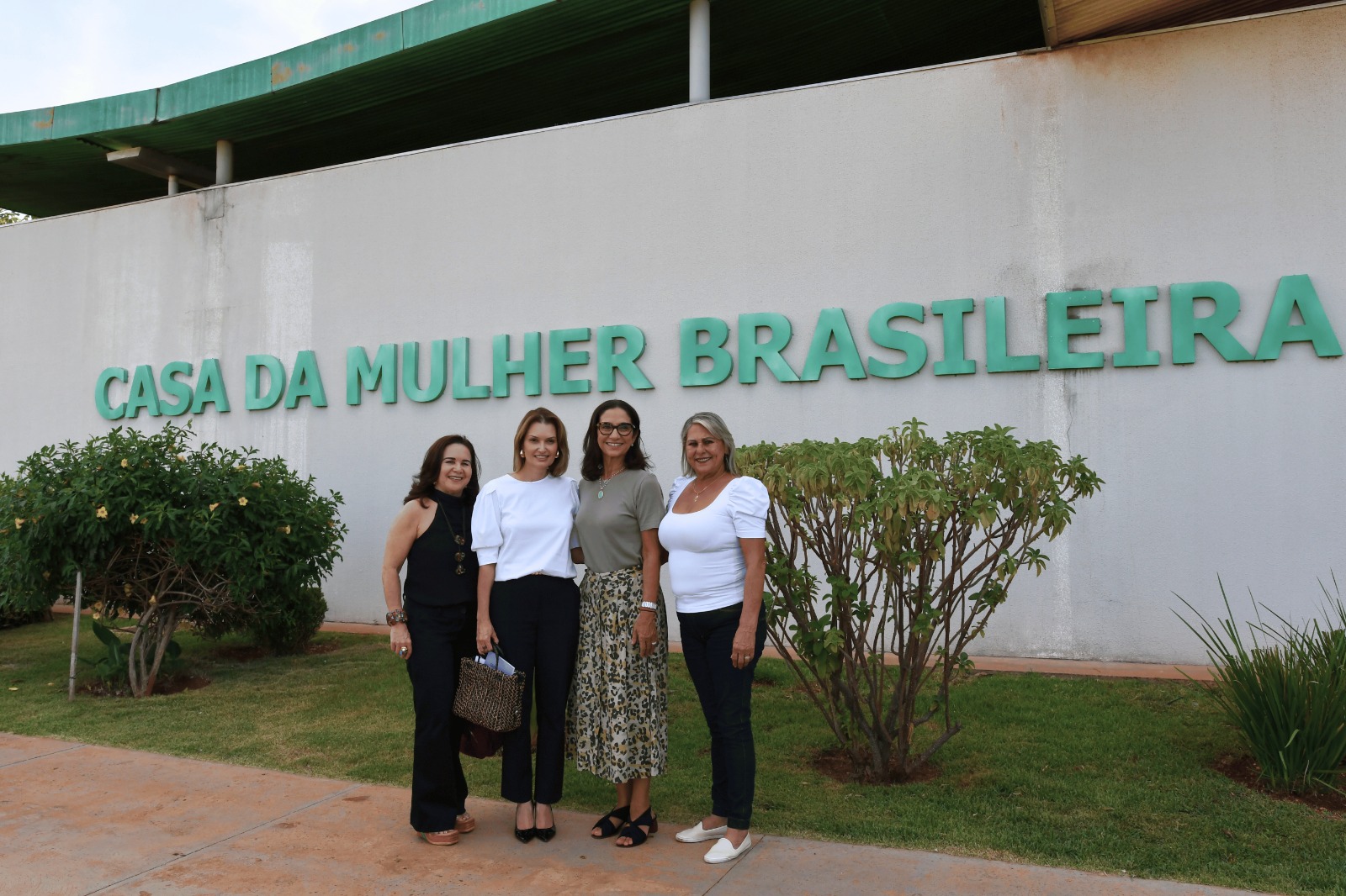 quatro mulheres na fachada da Casa da Mulher Brasileira