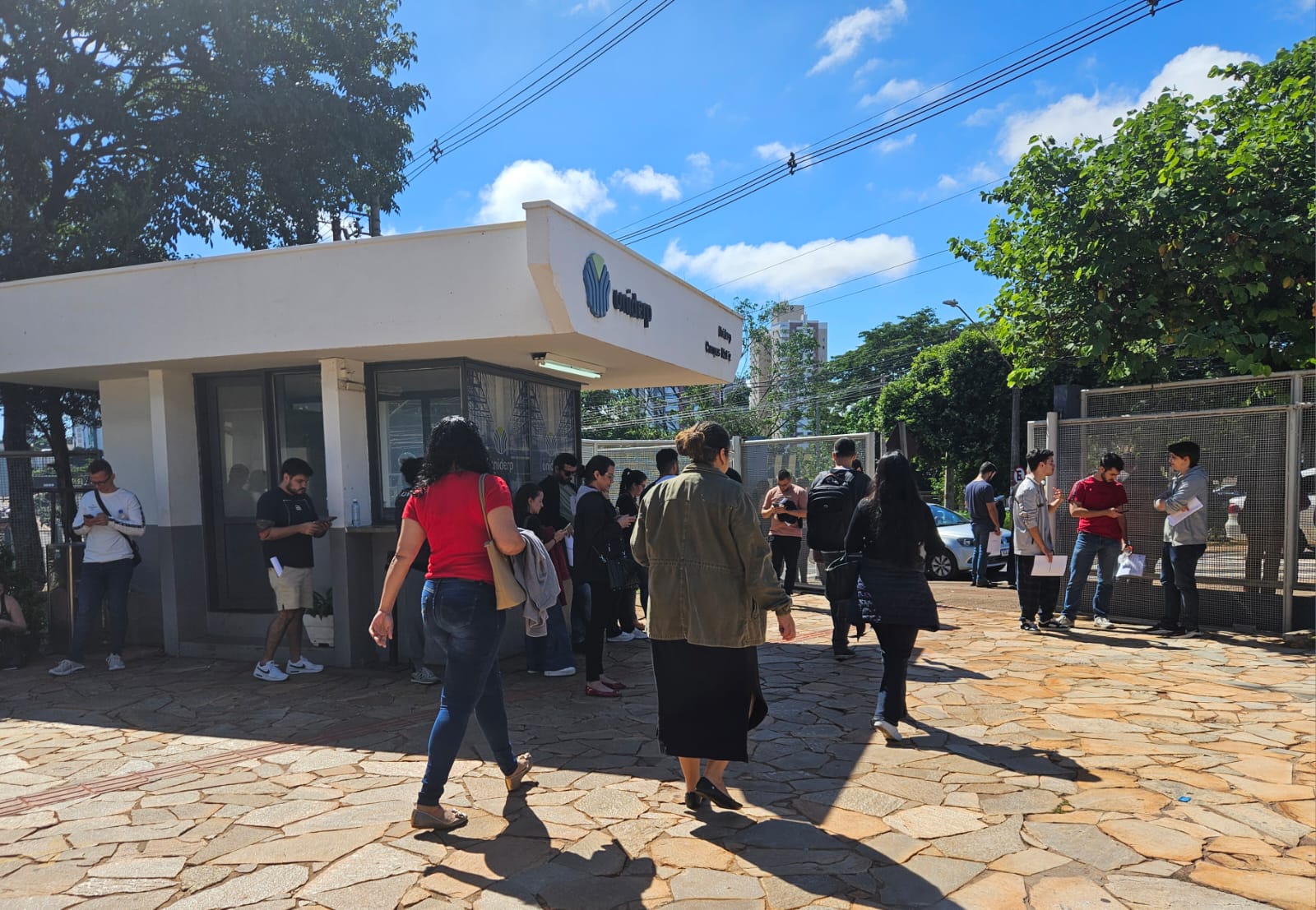 Candidatos saindo da prova