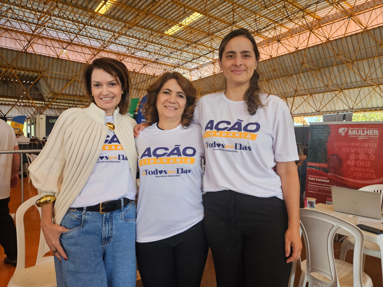 Juíza Ana Paola ao lado das servidoras Ritiele e Maria Leonor