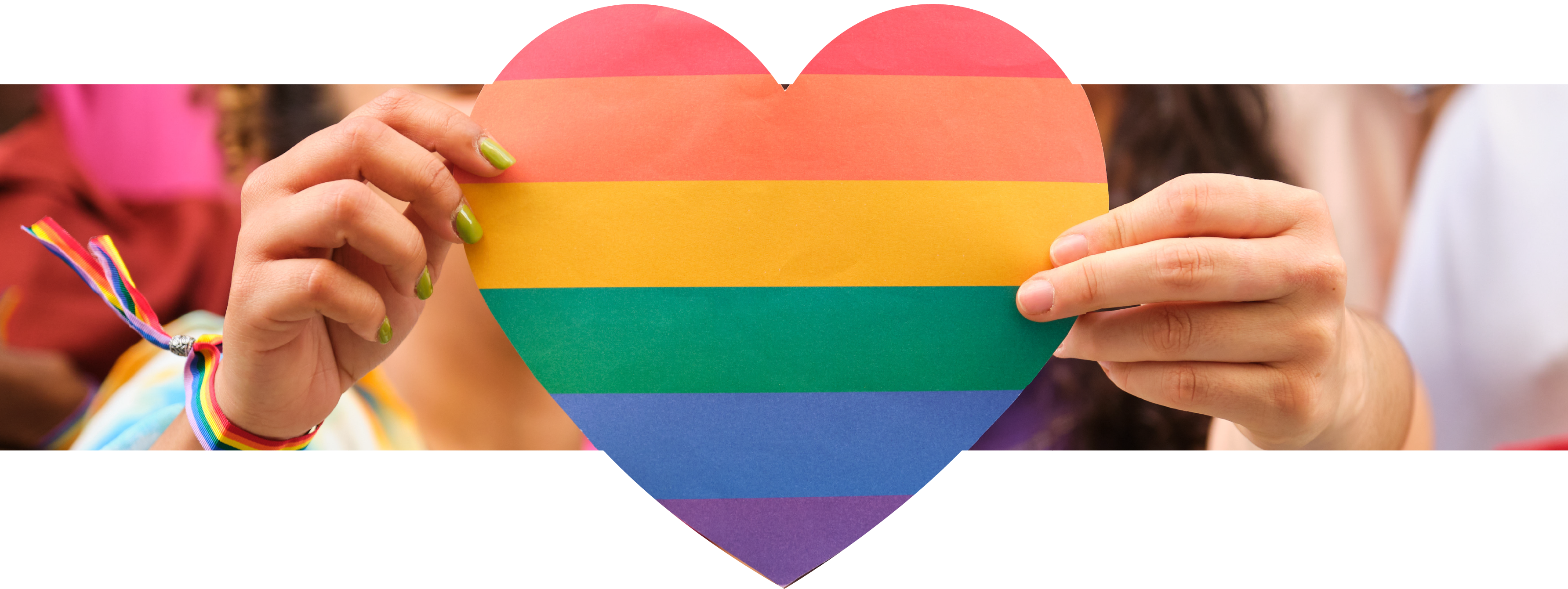 Arte visual de duas mãos segurando um coração com as cores da bandeira LGBTQIAP+