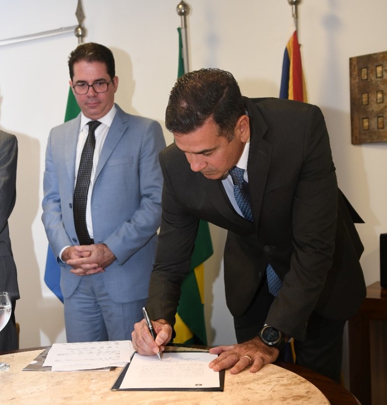 Juiz Mario Luiz Bezerra Salgueiro assinando documentos durante sua posse.