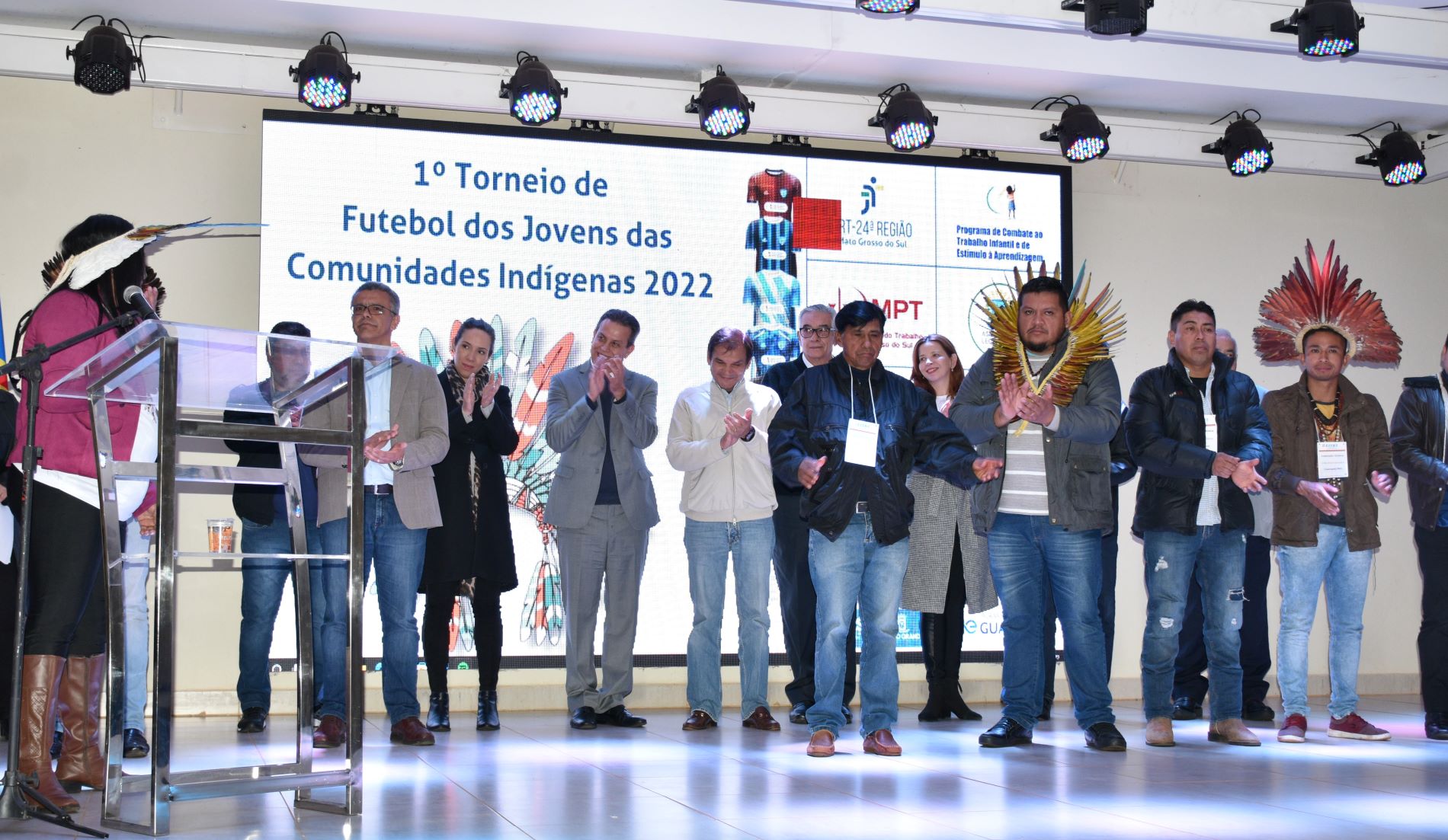 Foto dos participantes da abertura.