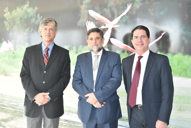 Foto do Presidente do tribunal, desembargador André Oliveira, ministro Caputo Bastos e vice-presidente do tribunal, desembargador João Marcelo 