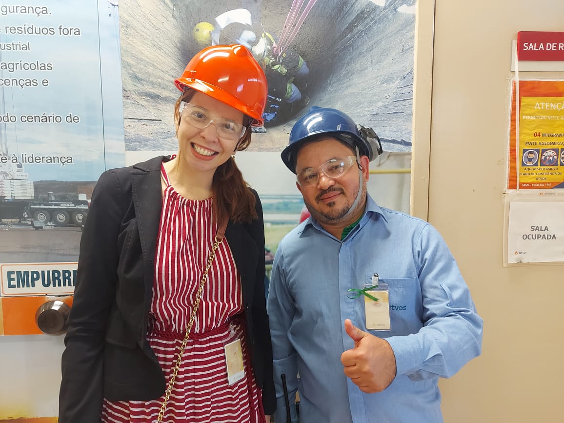 Juíza e trabalhador com capacete EPI