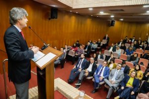 Foto da palestra do Presidente do TRT MS, desembargador André Luís Moraes de Oliveira