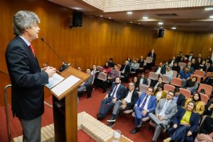 Foto da palestra do Presidente do TRT MS, desembargador André Luís Moraes de Oliveira