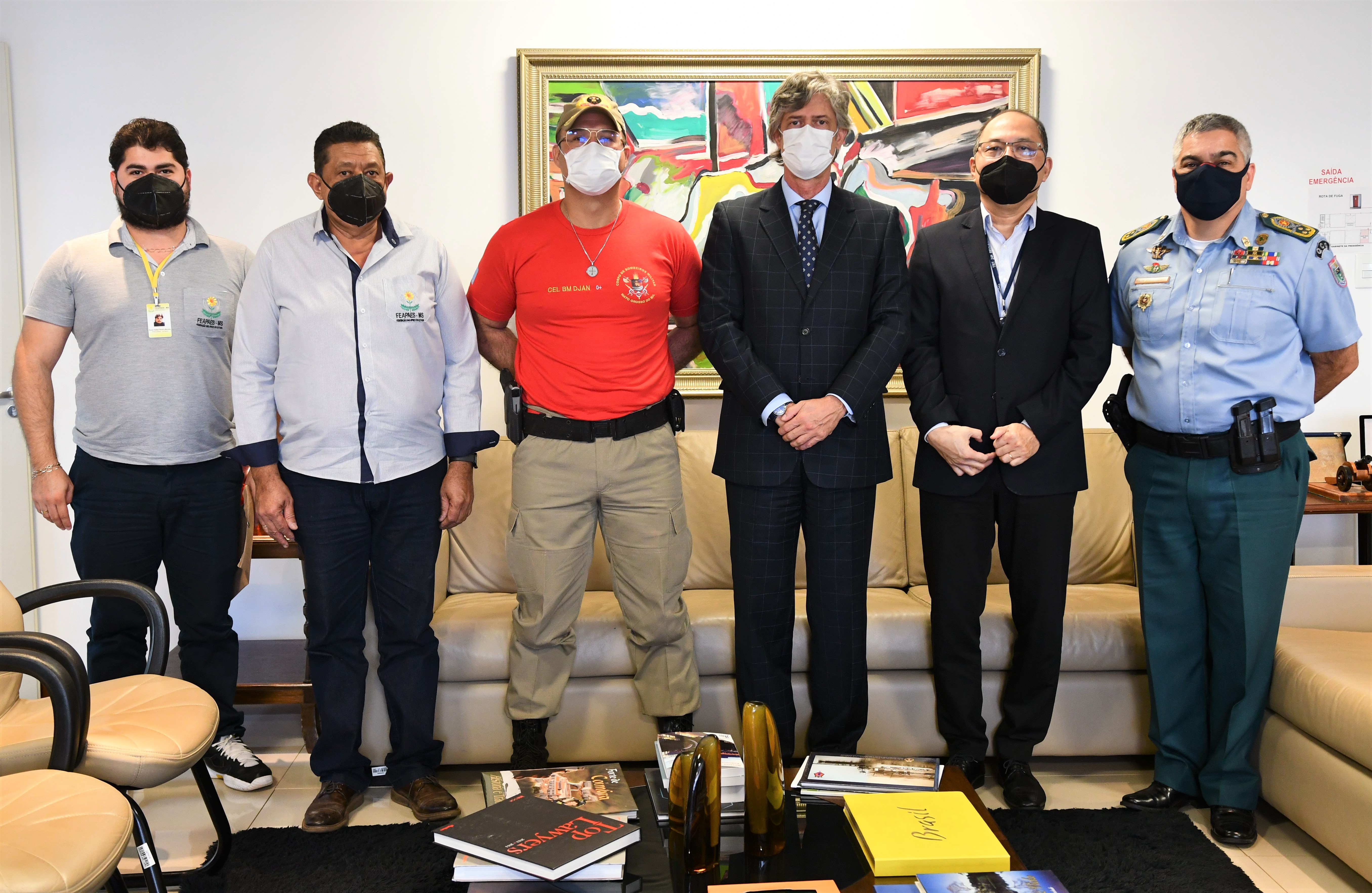 Fotografia do presidente do TRT 24 e funcionários do corpo de bombeiros.