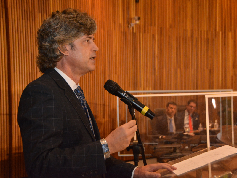 Foto do presidente do TRT/MS, des. André Luís Moraes de Oliveira em seu momento de fala