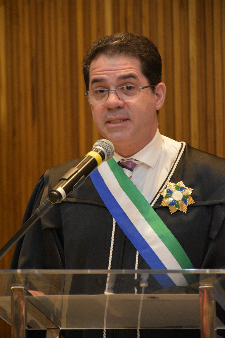 Foto do desembargador João Marcelo durante o momento de seu discurso.