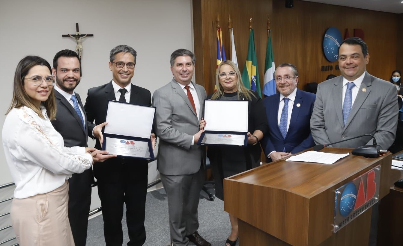 Foto do momento em que Juiz e diretor de secretaria recebem Moção de Congratulação da OAB-MS