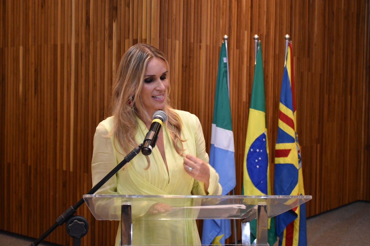 Foto da A presidente da Amatra XXIV, juíza Priscila Rocha Margarido Mirault, em seu momento de fala.