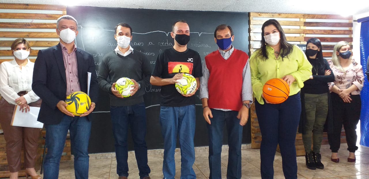 Foto do Desembargador João de Deus Gomes de Souza, o Juiz do trabalho Marcio Alexandre da Silva, o procurador do MPT/MS, Jeferson Pereira, prefeitos e representantes das escolas beneficiadas com os materiais doados