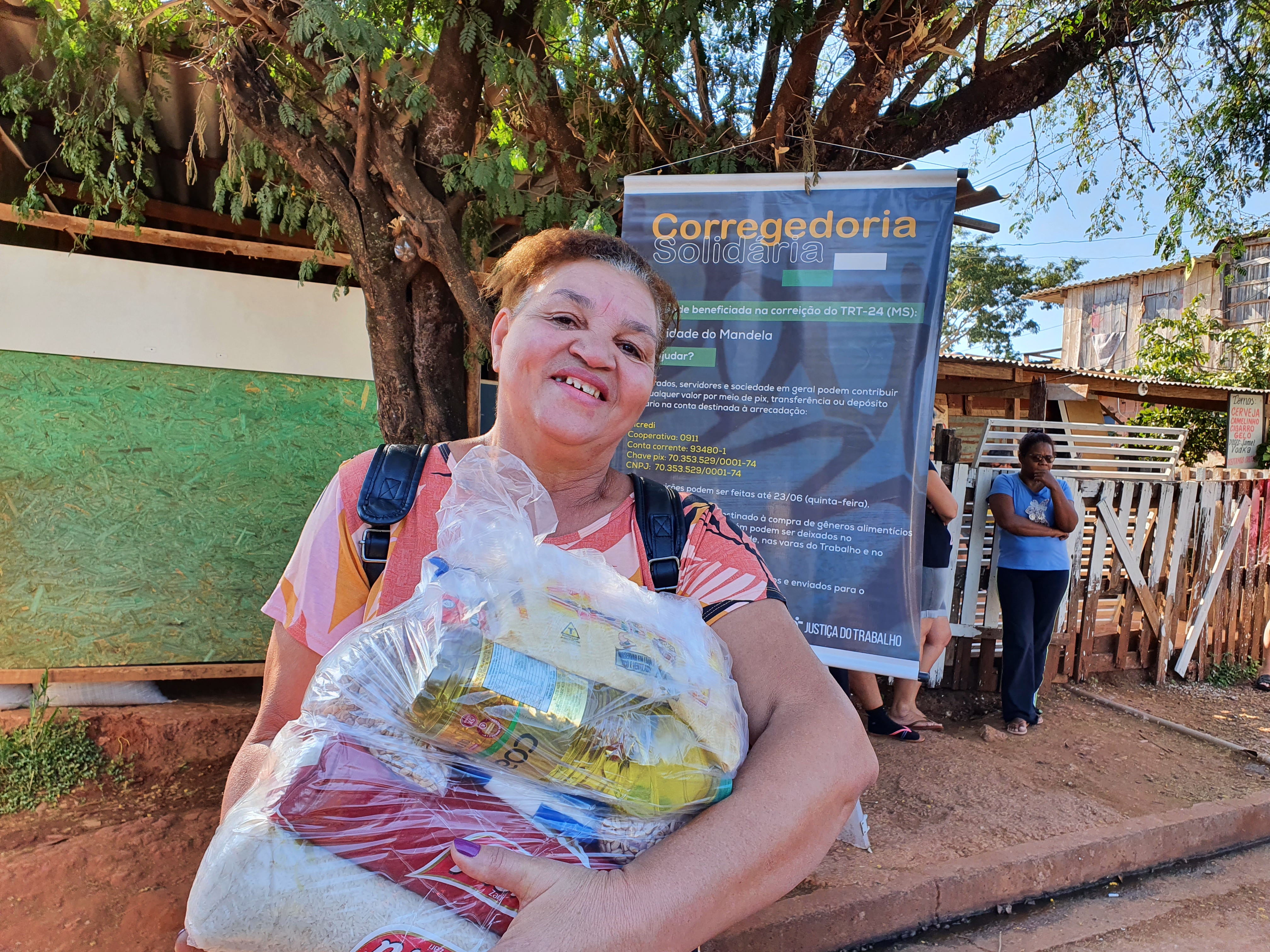 Moradora da Comunidade Mandela que recebeu uma das cestas básicas.