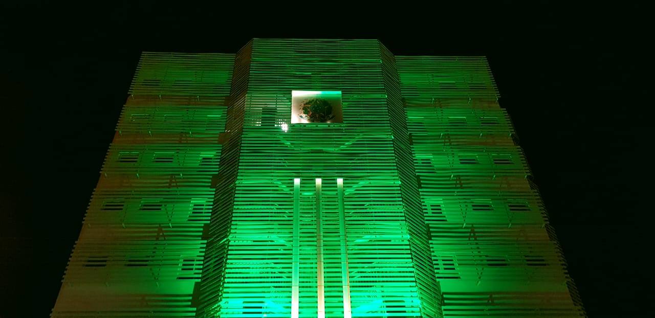 Fachada do Fórum Trabalhista de Campo Grande iluminada de verde