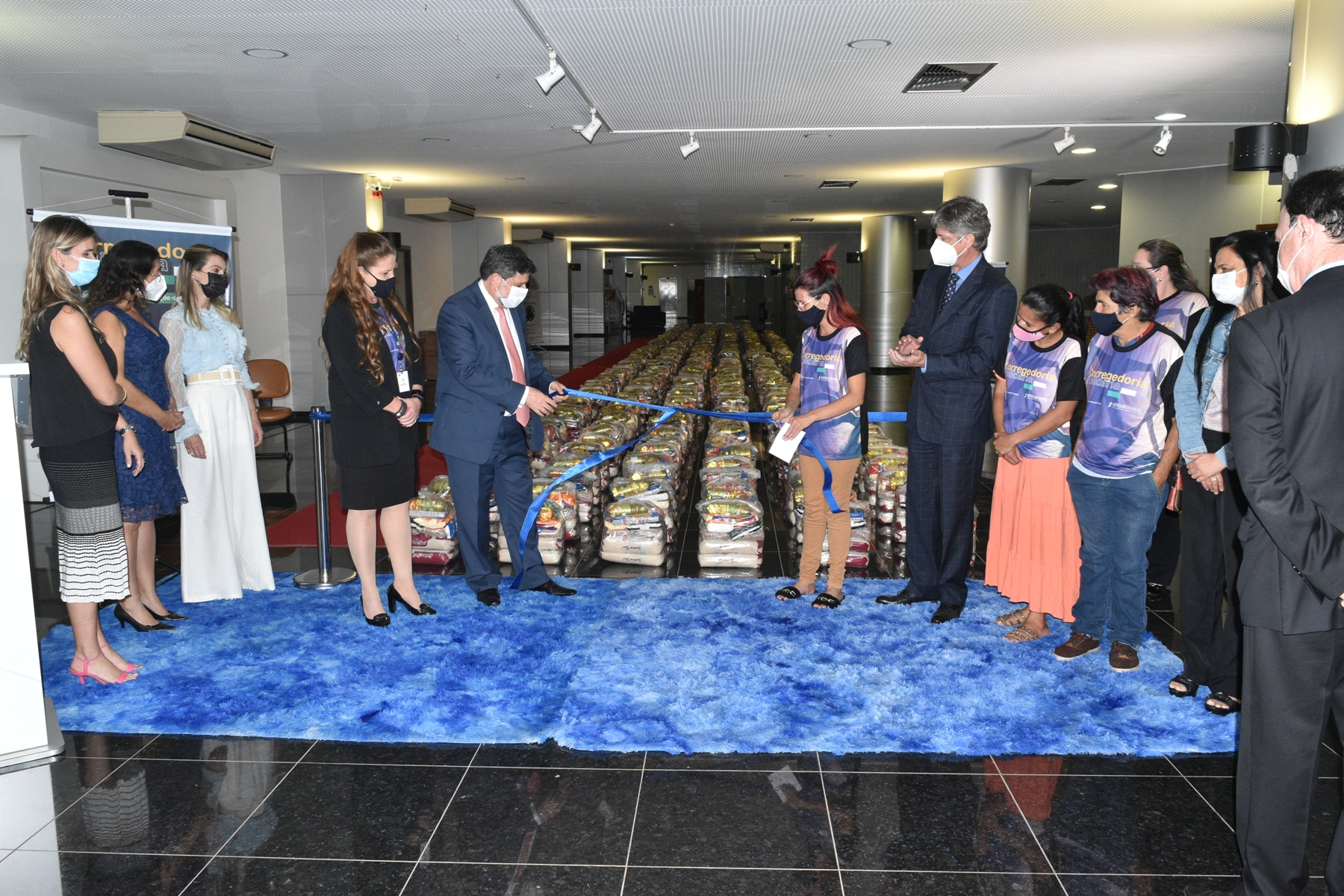 Foto que apresenta as mais de sete toneladas de alimentos arrecadados dispostos no chão. 