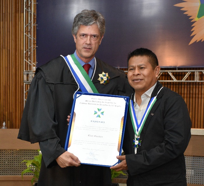 Foto do Presidente do TRT MS André Luís Moraes de Oliveira com o Professor doutor Eliel Benites.