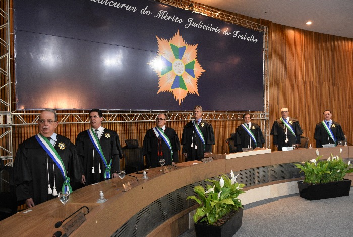 Foto da cerimônia de entrega de insígnias da Ordem Guaicurus do Mérito Judiciário.