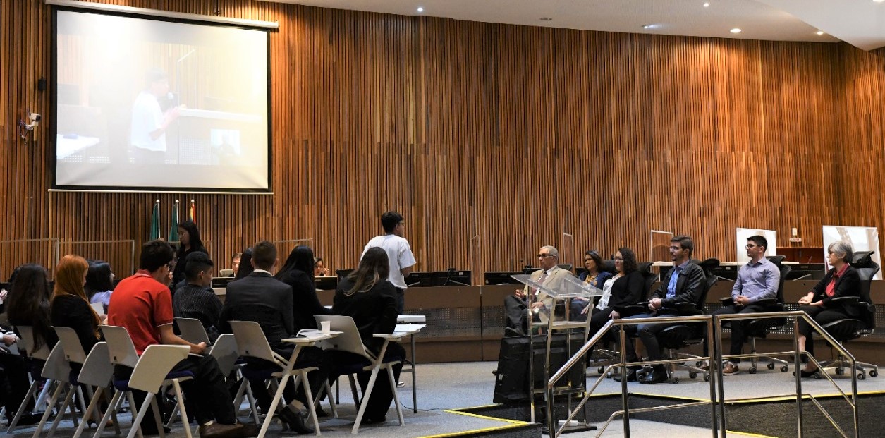 Foto dos participantes do evento sentados.