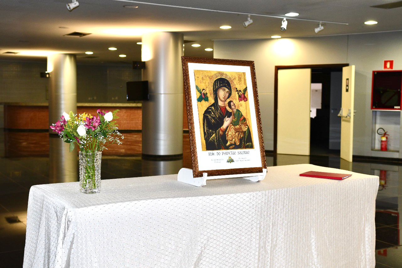 Foto do dia da visita do ícone da Nossa Senhora do Perpétuo Socorro. A Imagem está disposta sobre uma mesa.