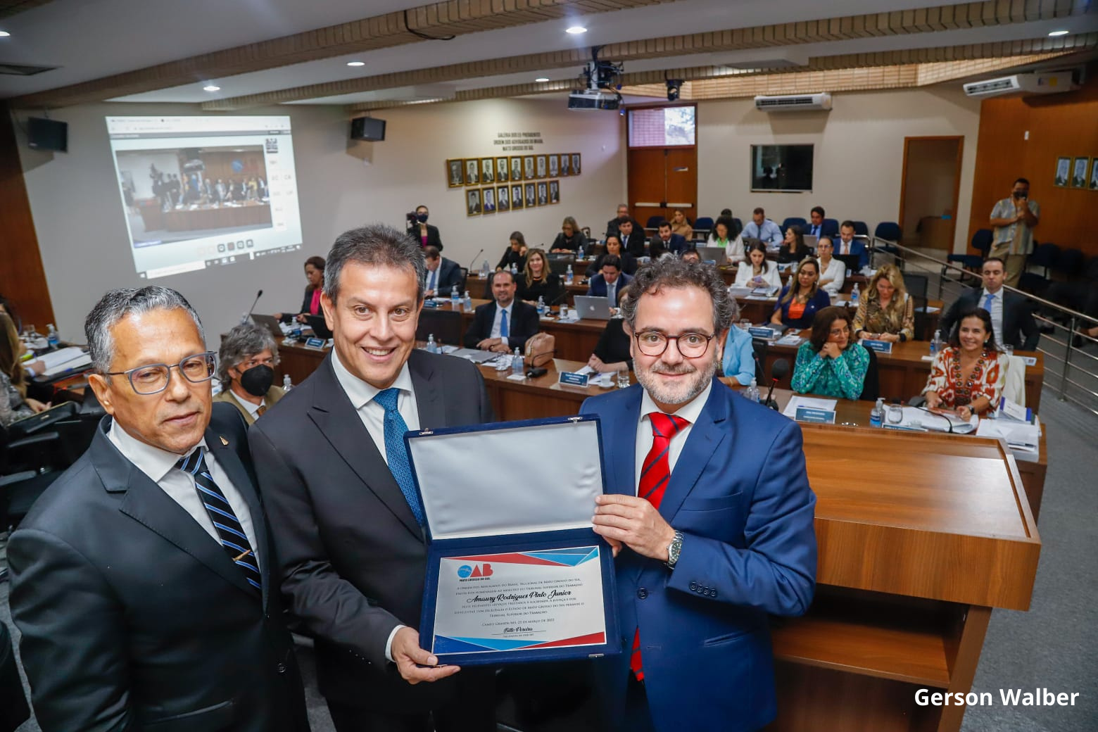 Ministro do TST Amaury Rodrigues Pinto Júnior recebendo a moção de congratulação do Conselho da OAB