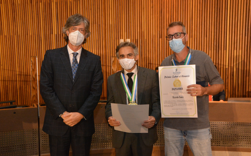 Foto de Juiz do Trabalho João Candido e o assistente de juiz Ricardo Tunin com seus certificados