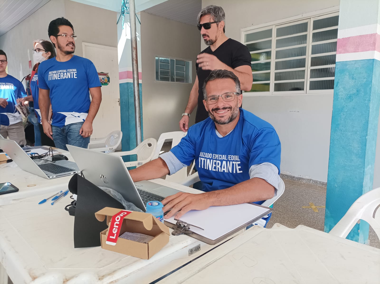 Servidor da Justiça do Trabalho atende população em Juizado Itinerante.