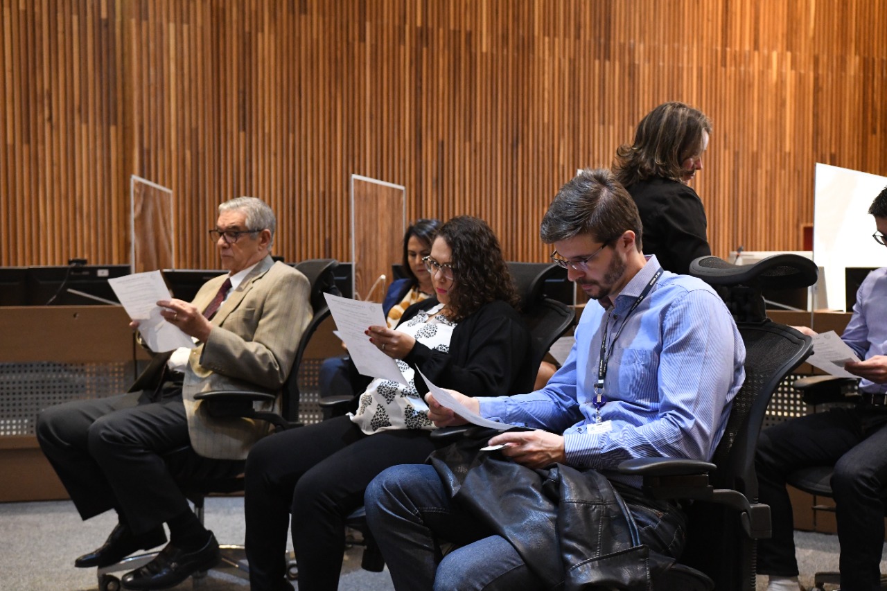 Foto dos particpantes do evento sentados.