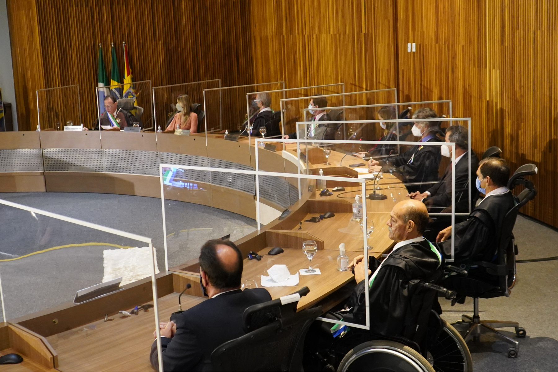 Foto do plenário com os participantes da posse, vista de outro ângulo.